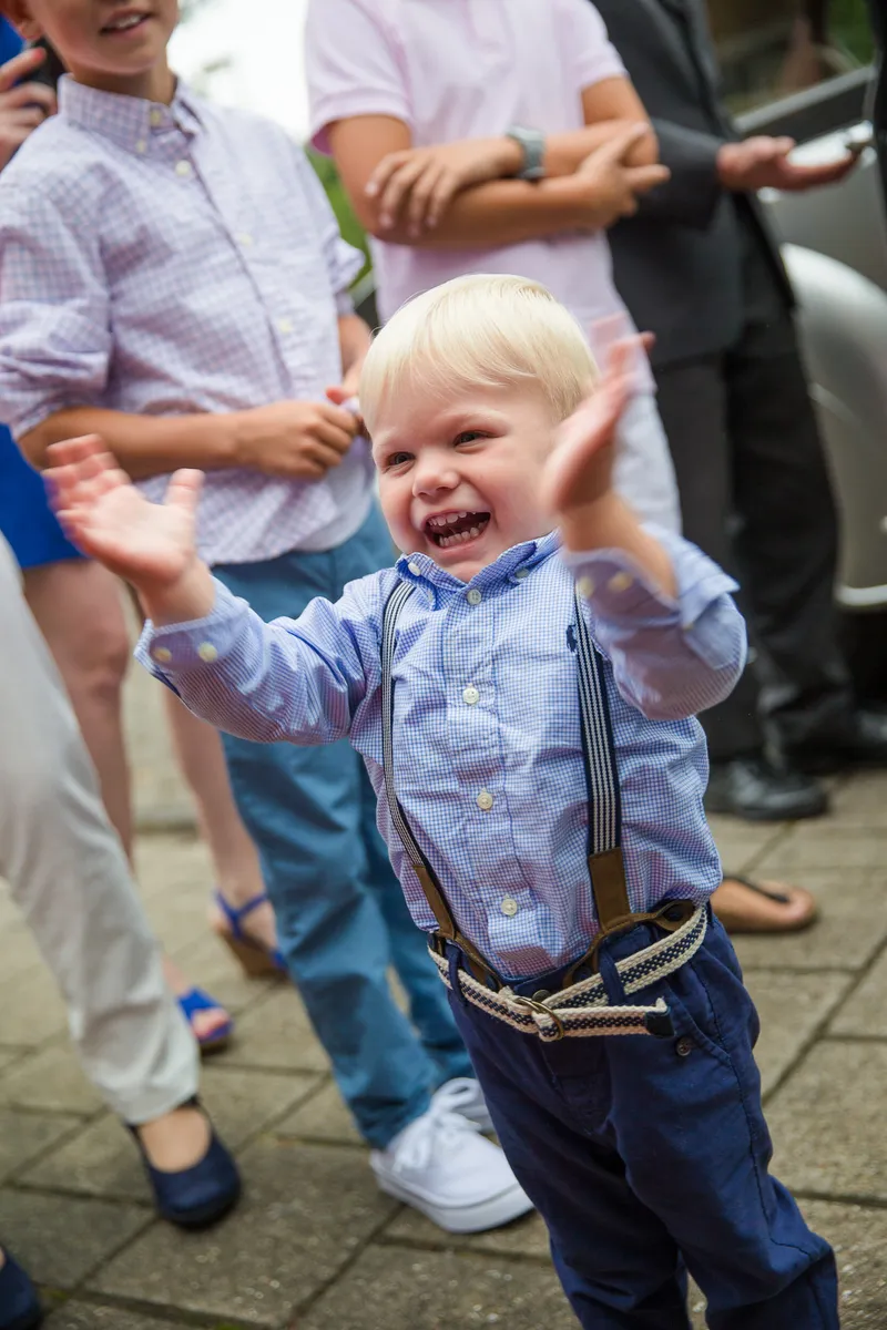 Een jongetje juicht met zijn armen omhoog