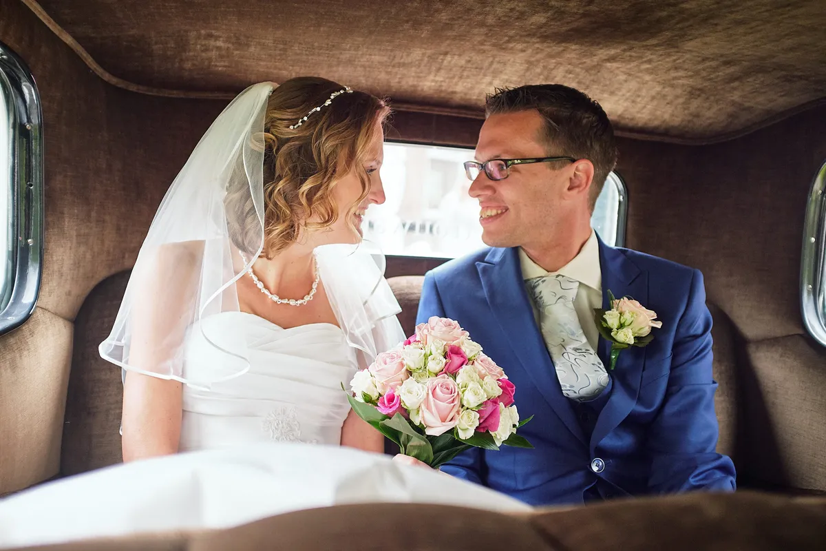 Femke en Arjan achter in de oldtimer