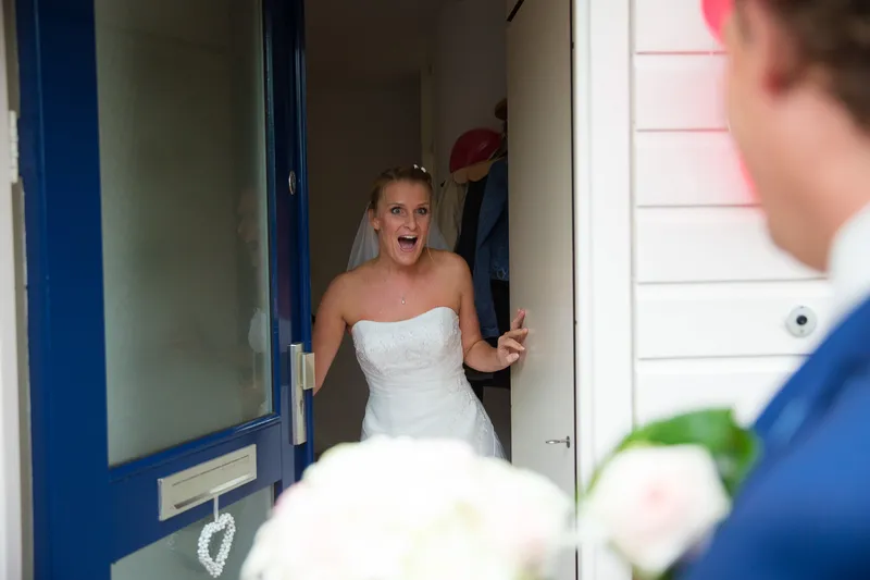 Liselotte kijkt lachend om de deur