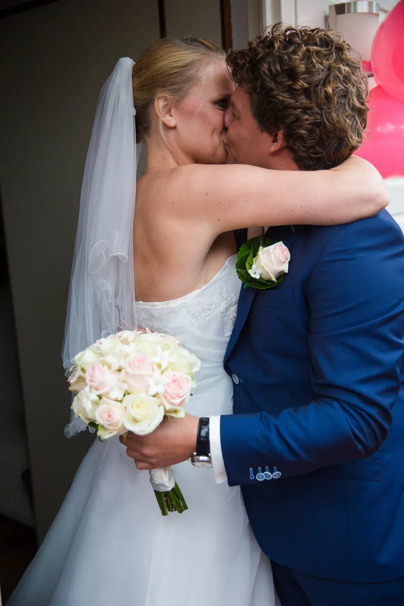 Liselotte en Matthijs omhelzen elkaar in de gang