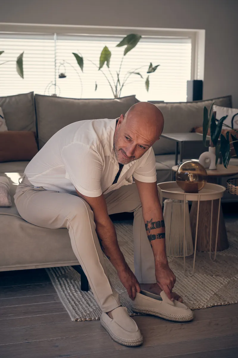 Pascal strikt zijn schoenen op de bank