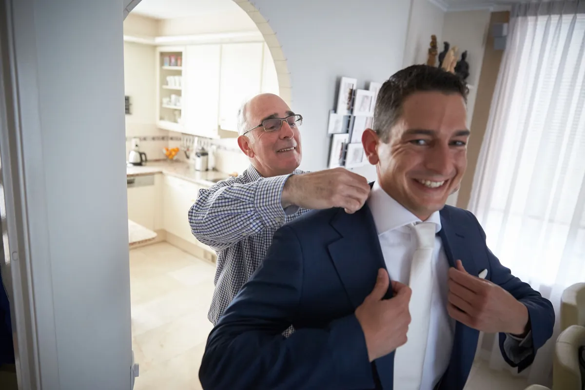 Patrick krijgt hulp bij zijn colbert