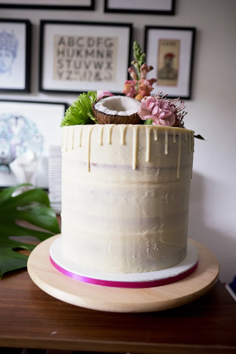 De bruidstaart met kokos en bloemen