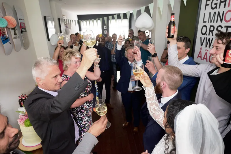 Gasten proosten bij de receptie thuis