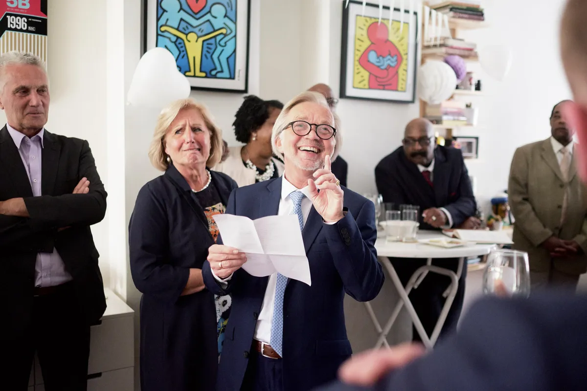 Een gast leest een speech voor