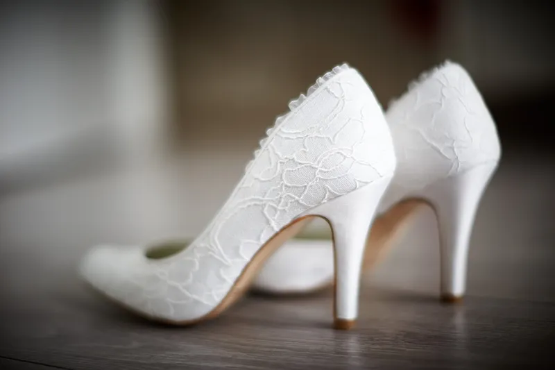 De witte kanten trouwschoenen van Sanne