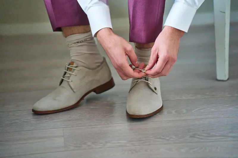 Tom strikt zijn sneakers