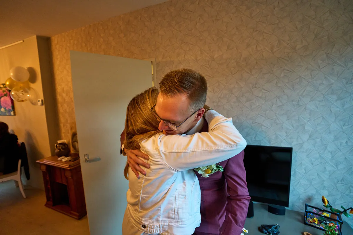 Tom omhelst zijn moeder