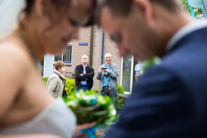 Anne en Hans zien elkaar voor het eerst in de tuin