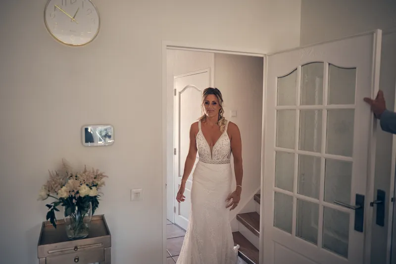 Jolanda komt in haar trouwjurk de kamer binnen