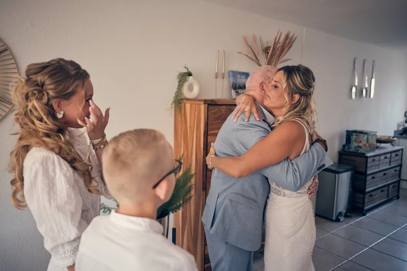 Jolanda en haar vader omhelzen elkaar