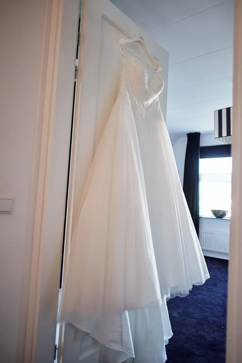 De trouwjurk van Vanessa hangt aan de deur