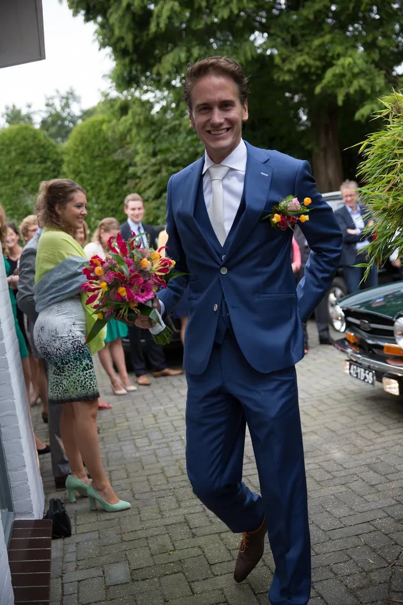 Wannes komt aanlopen met het boeket