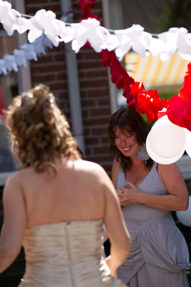 Patricia omhelst een vriendin onder de slingers