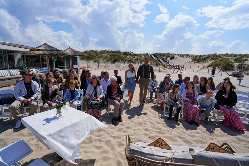 De ceremonie op het strand bij Titus