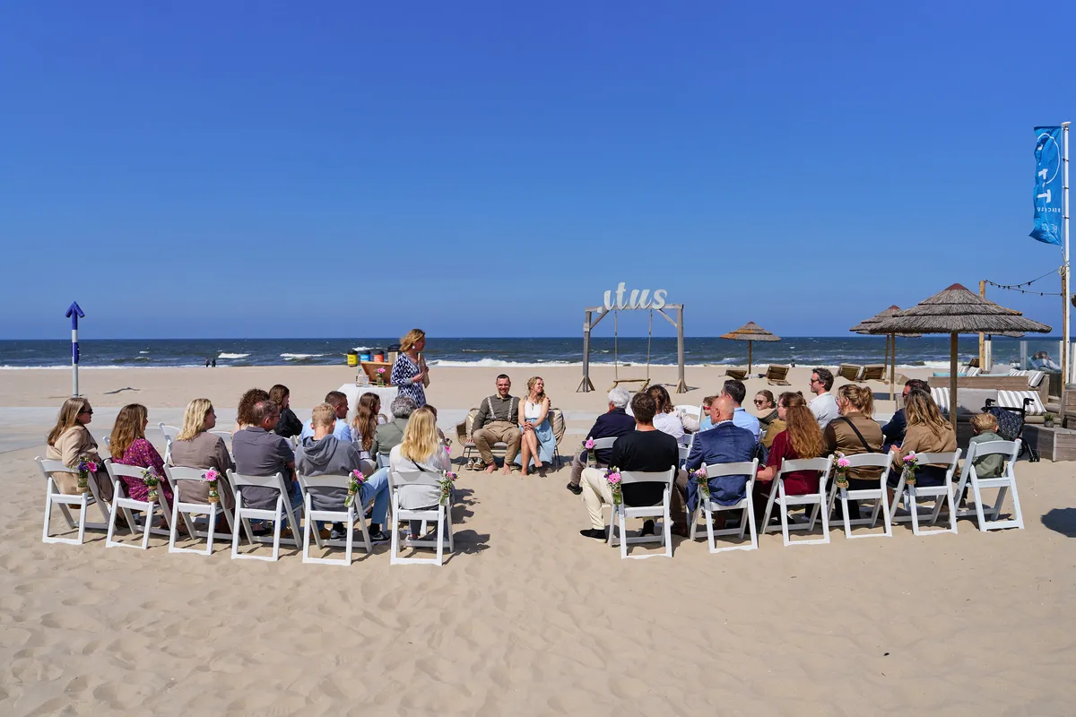 Witte stoeltjes op het strand, met de zee erachter