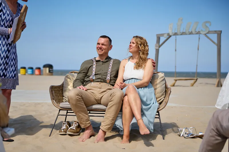 Elise en Erik op het bankje, met de schommel van Titus erachter