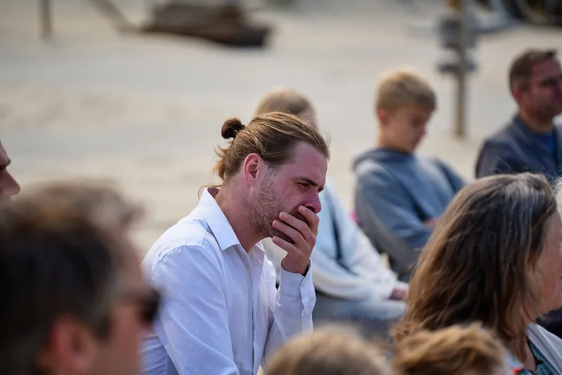 Een gast veegt een traan weg