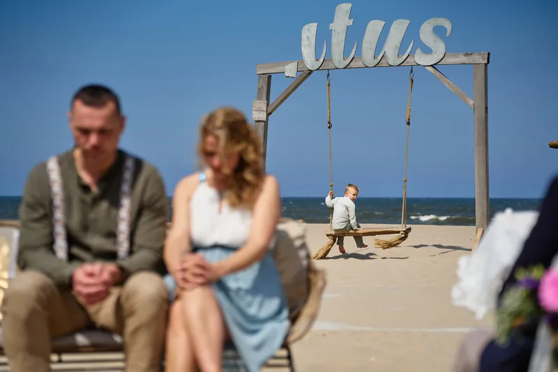 Elise en Erik voor de schommel met de letters van Titus