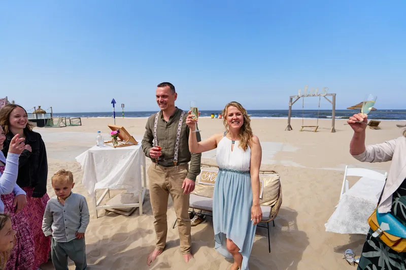 Elise en Erik heffen het glas