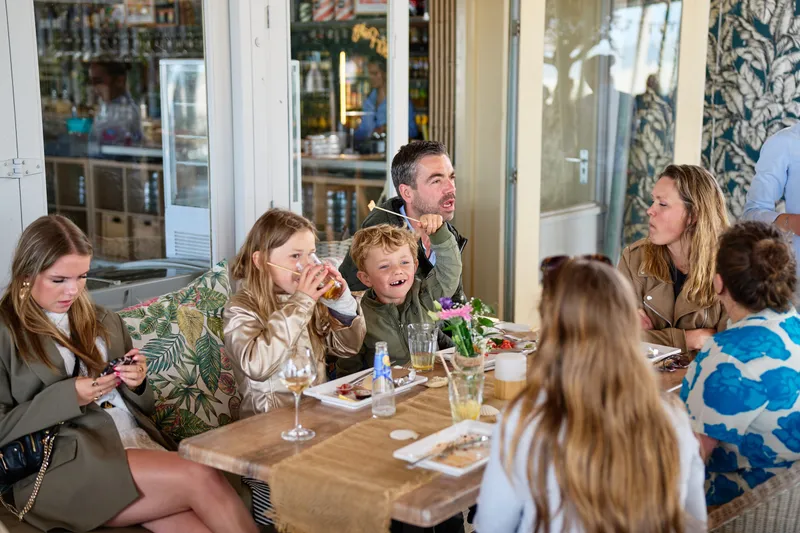 Het gezin aan tafel bij de lunch