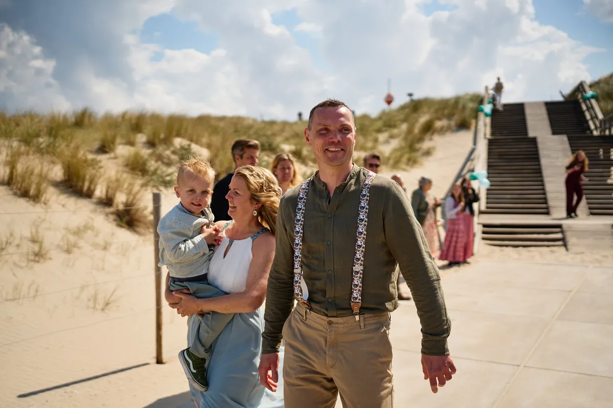 Erik loopt lachend naar de gasten