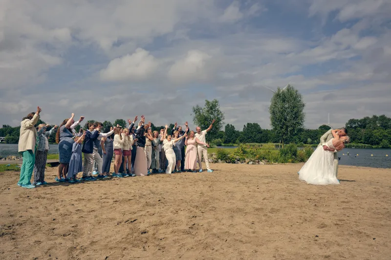 De groep op het strandje aan het Brielse Meer
