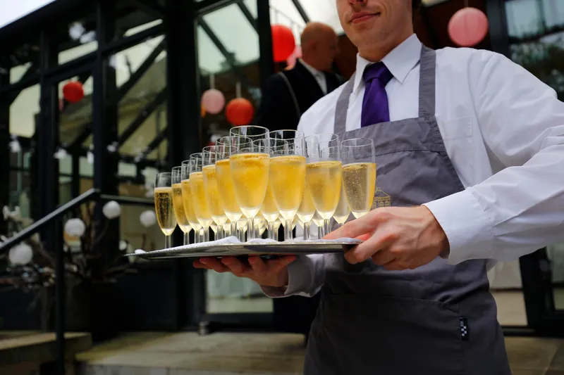 Een dienblad vol champagne