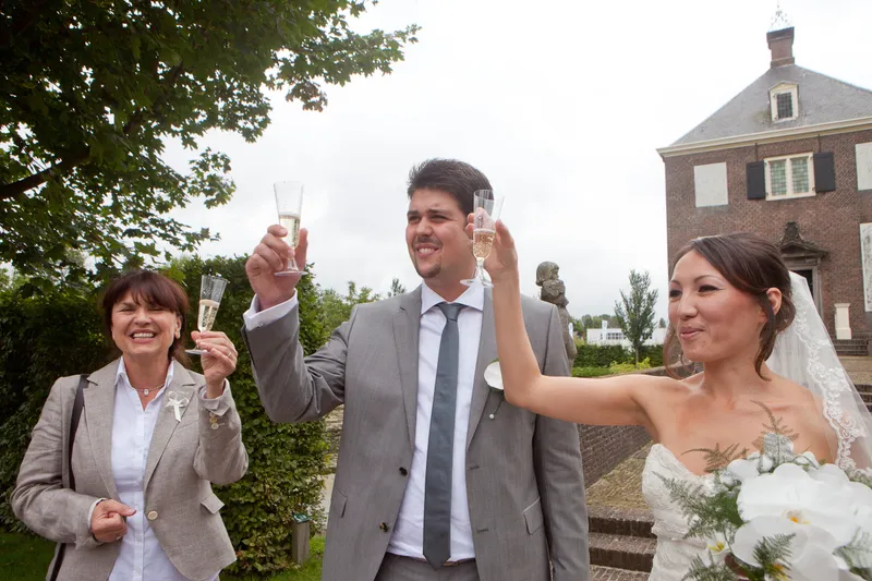 Roza heft het glas met de gasten, Hofwijck erachter