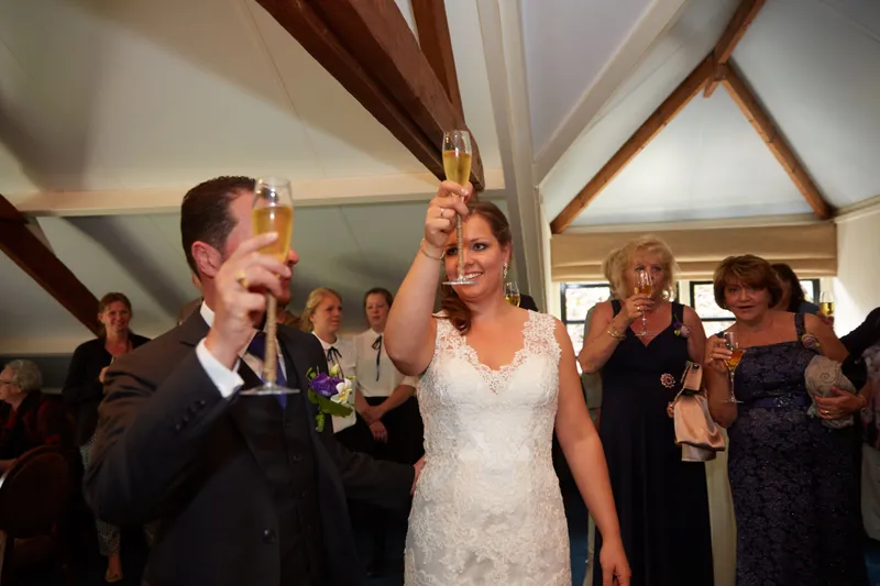 Robbert heft het glas in de zaal