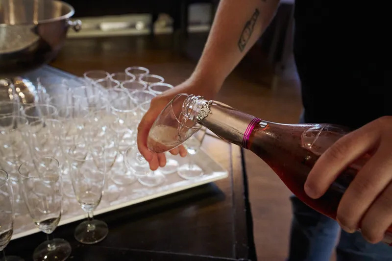 Een fles roze prosecco wordt ingeschonken