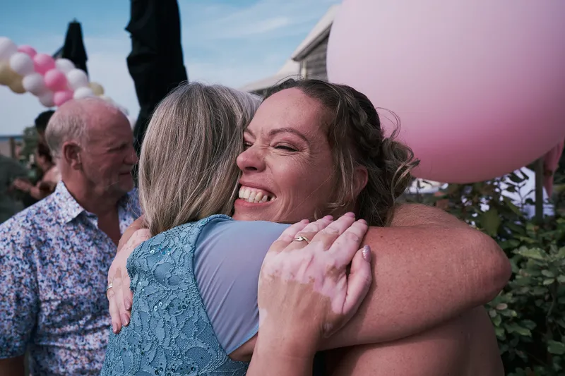Mirjam omhelst een gast bij de felicitaties