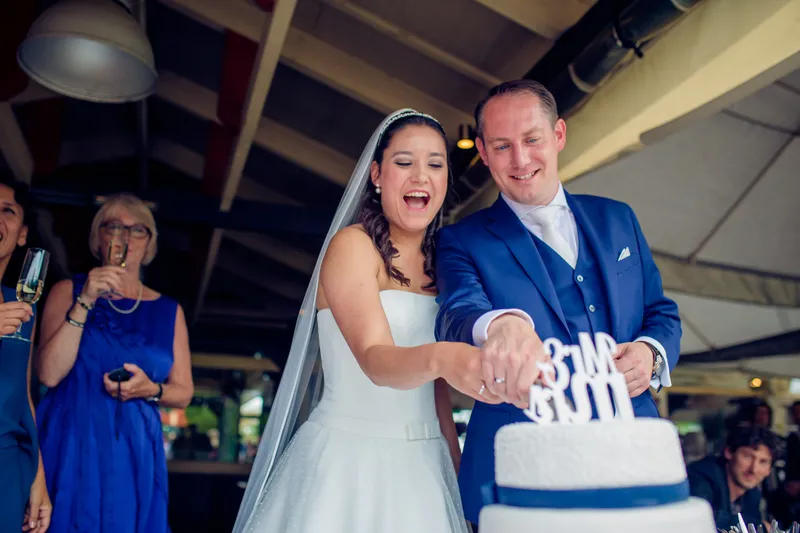 Anne-Floor en Hans snijden de taart aan