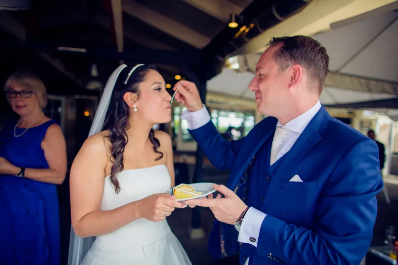 Anne-Floor geeft Hans een stukje taart