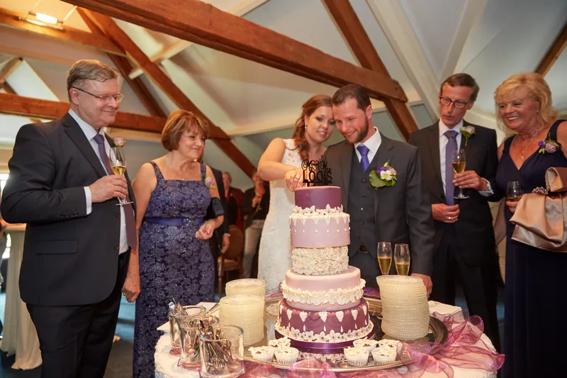 Robbert en Nadine snijden de roze taart aan
