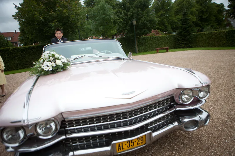 De Cadillac met bloemen op de motorkap