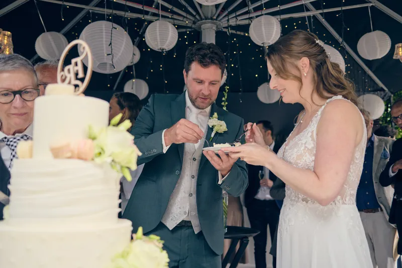 Fabian en Renée snijden de taart aan