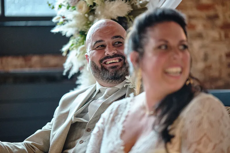 Regina en Michael lachen tijdens de ceremonie