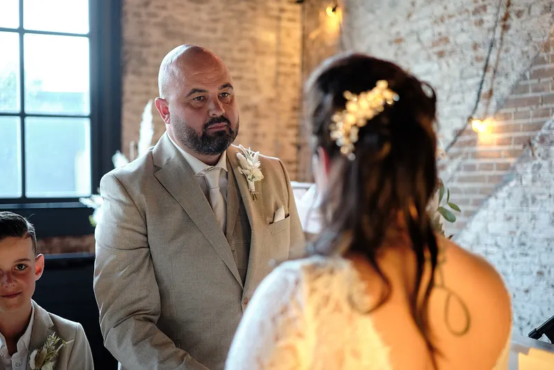 Michael kijkt naar Regina terwijl zij haar gelofte voorleest