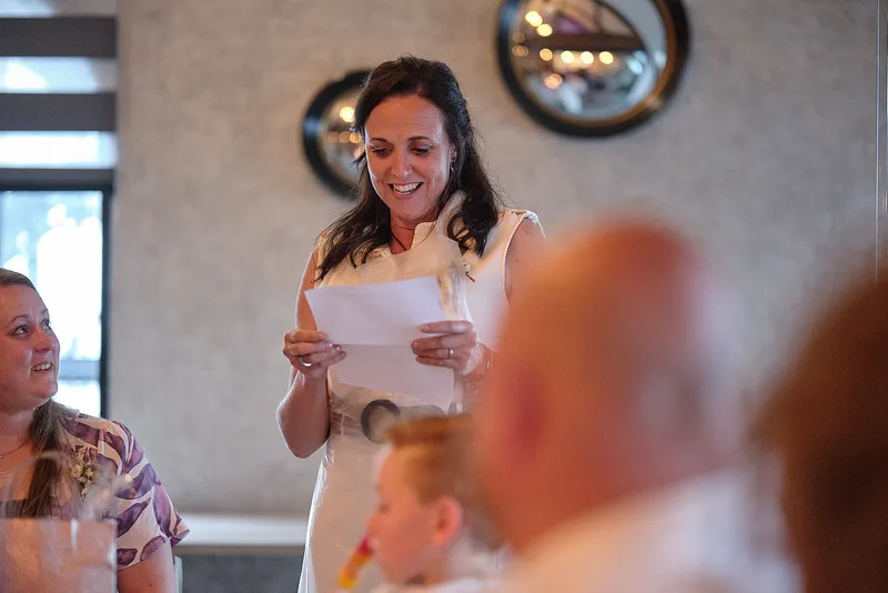 Regina leest lachend haar speech voor van papier