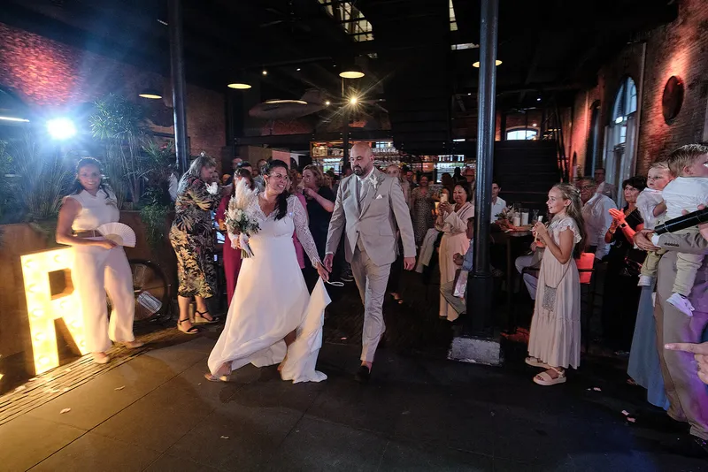 Regina en Michael komen het feest binnen langs de lichtletters, gasten juichen
