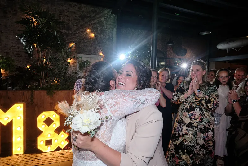 Regina omhelst de gast die het boeket heeft gevangen