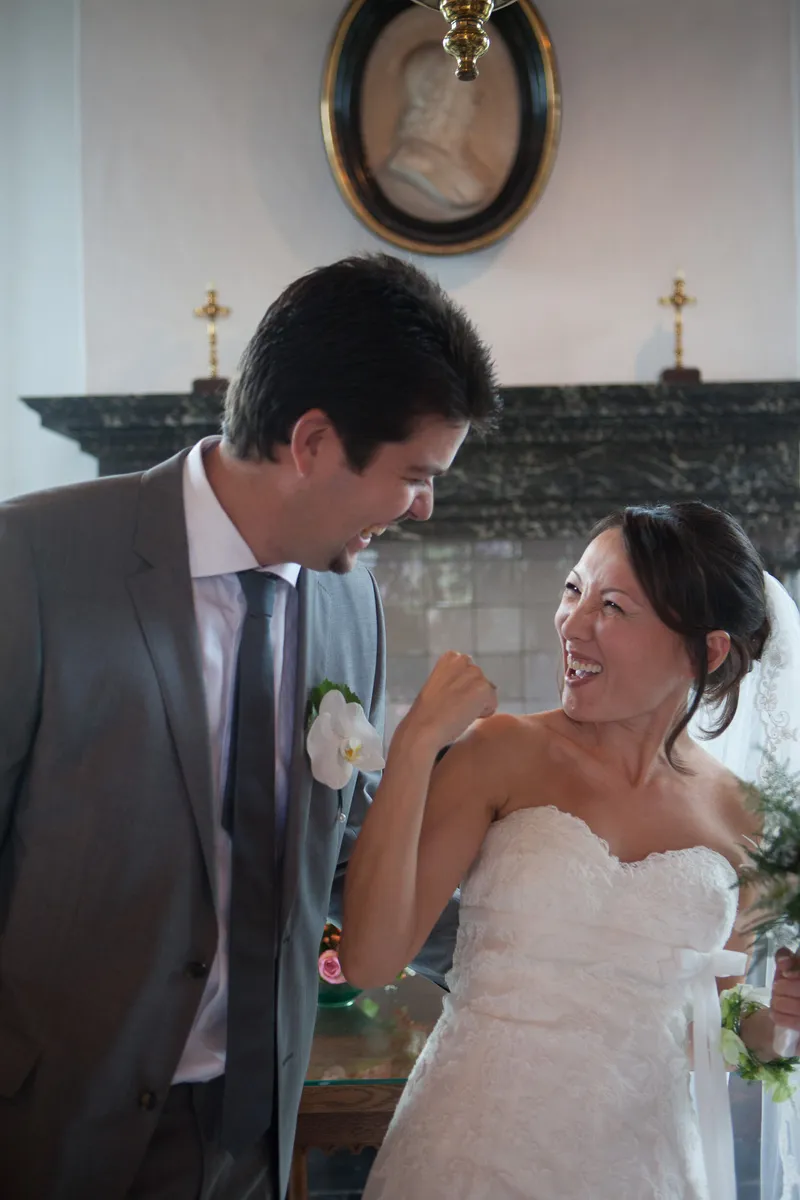 Ivan en Roza lachen bij de schouw