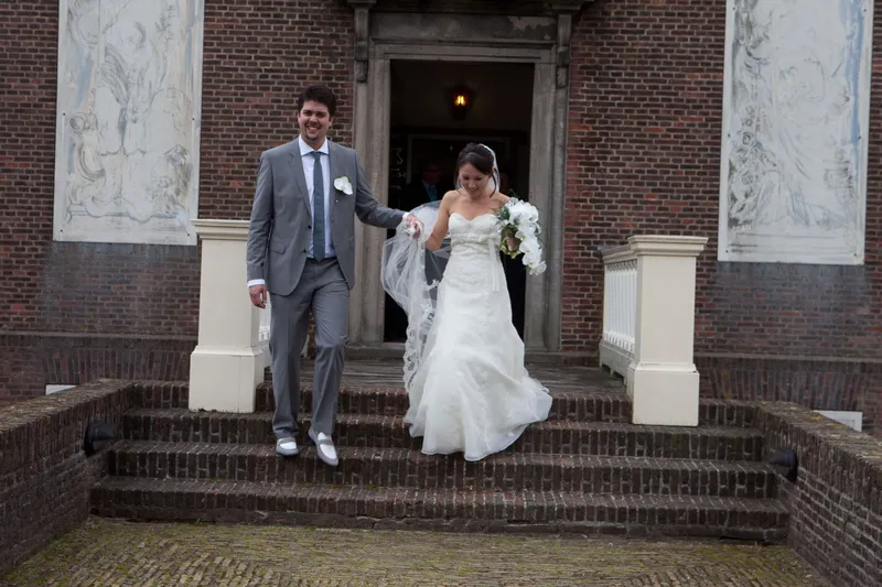 Ivan en Roza komen de trap van Hofwijck af