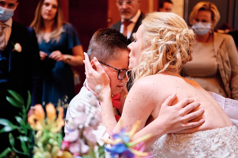 Neomi en Michael omhelzen elkaar, met bloemen op de voorgrond