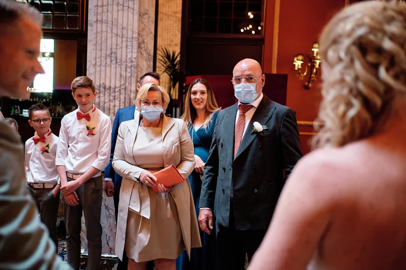 Familie omhelst elkaar in de hal