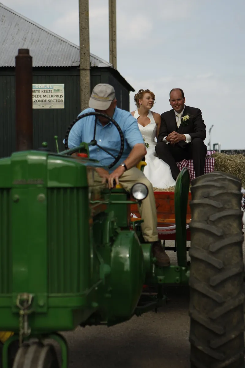 Robert-Jan en Yvonne achter de bestuurder op de groene trekker