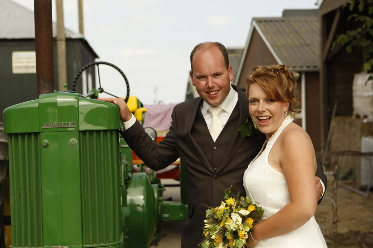 Robert-Jan en Yvonne bij de groene trekker