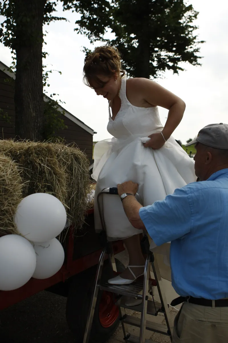 Yvonne klimt op de aanhanger met de hooibalen