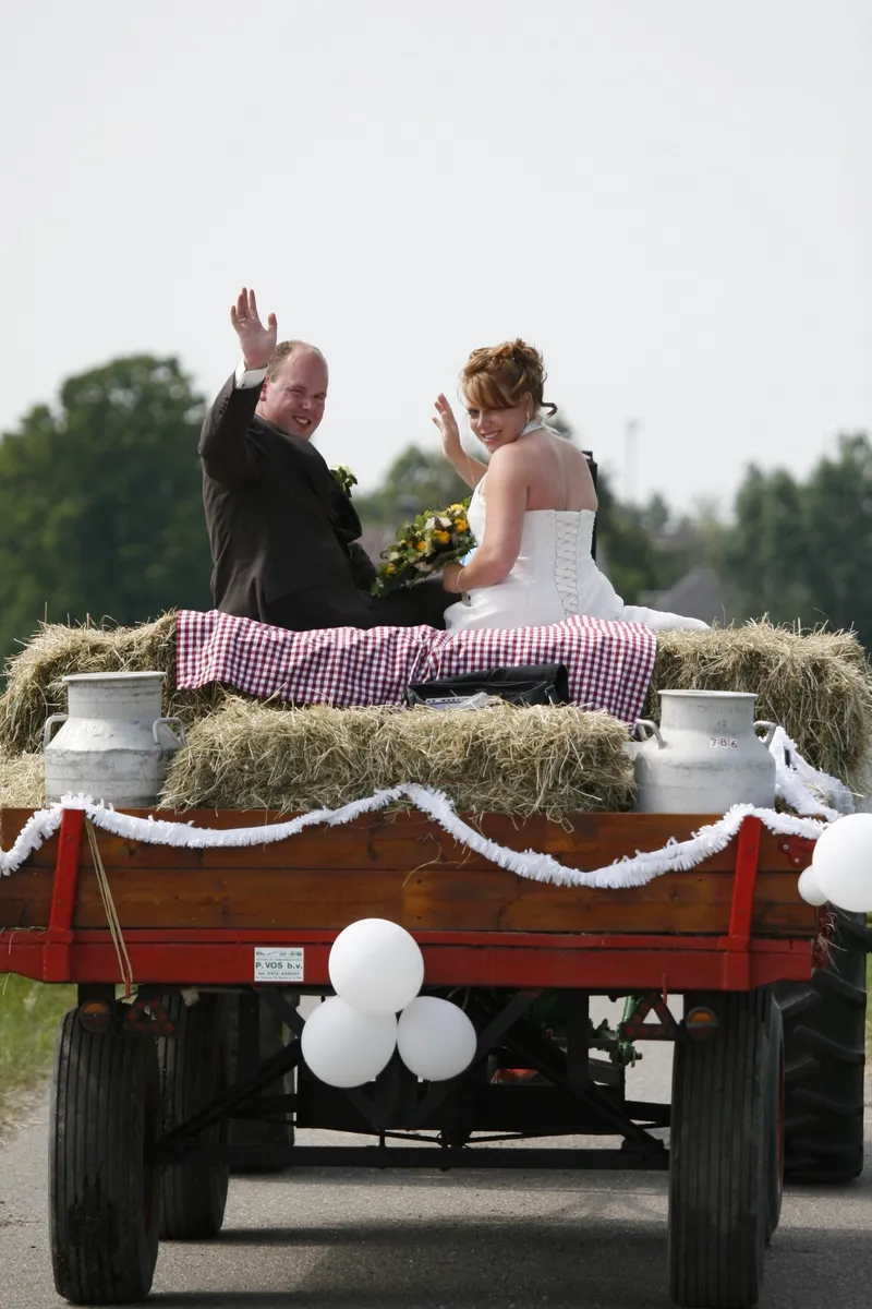 Yvonne en Robert-Jan zwaaien vanaf de aanhanger